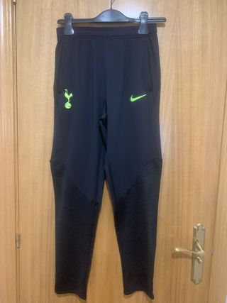Pantalón Nike Tottenham Niño Negro modelo slim fit