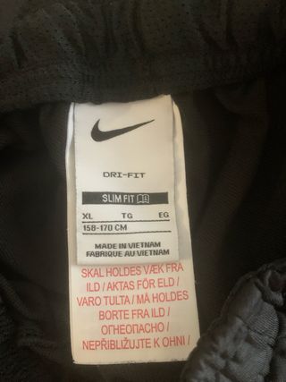 Pantalón Nike Tottenham Niño Negro modelo slim fit