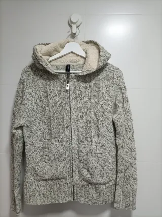 Chaqueta de punto con cremallera y capucha
