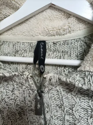 Chaqueta de punto con cremallera y capucha