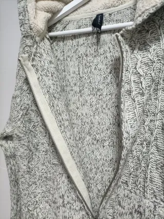 Chaqueta de punto con cremallera y capucha