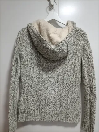 Chaqueta de punto con cremallera y capucha