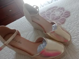 Zapatillas esparto doradas