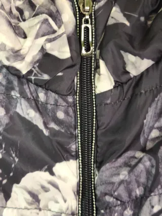 Anorak estampado flores gris