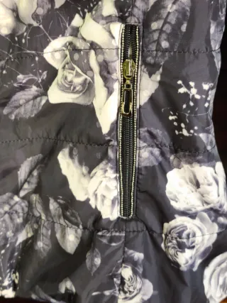 Anorak estampado flores gris