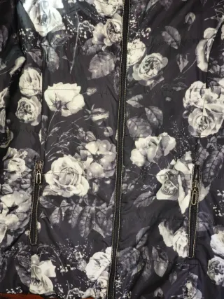 Anorak estampado flores gris