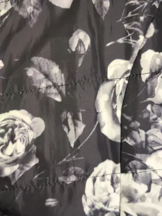 Anorak estampado flores gris