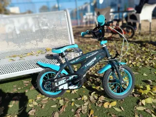 Bicicleta infantil azul y gris