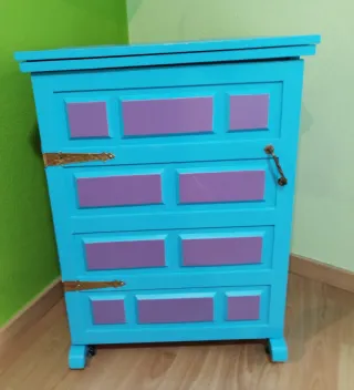 Máquina de coser Singer beige y marrón.