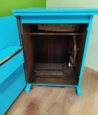 Máquina de coser Singer beige y marrón.