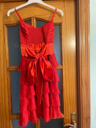 Vestido de fiesta rojo con volantes