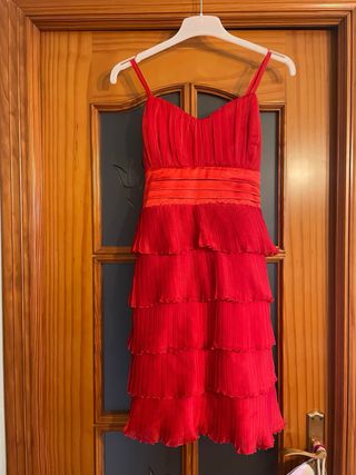Vestido de fiesta rojo con volantes