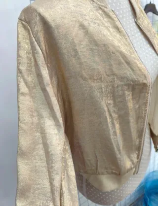 Chaqueta bomber dorada corta