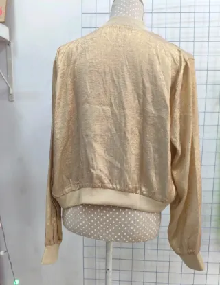 Chaqueta bomber dorada corta