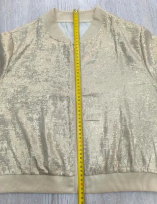 Chaqueta bomber dorada corta