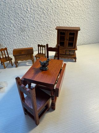 Mobili in miniatura per casa delle bambole