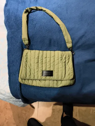 Bolso Stradivarius verde oliva acolchado