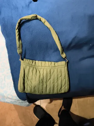 Bolso Stradivarius verde oliva acolchado