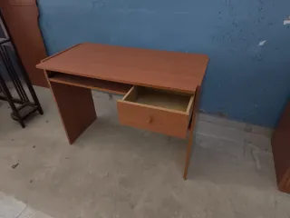 Escritorio de chapa con cajón