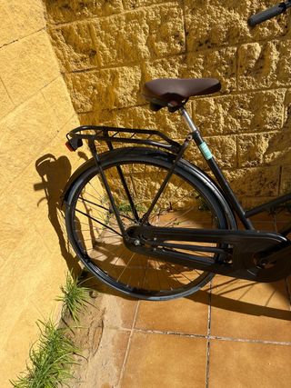 Bicicleta de paseo negra holandesa