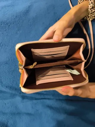 Monedero rosa con cadena