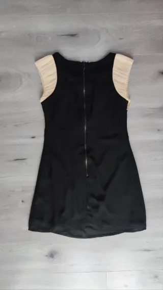 Vestido negro corto con abalorios dorados