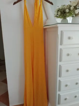 Mono largo amarillo escotado