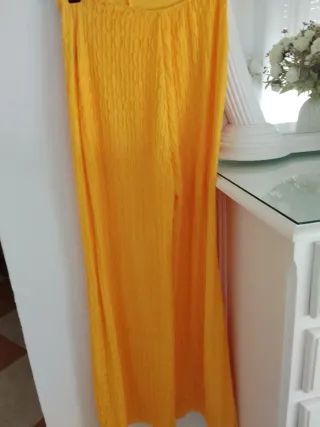 Mono largo amarillo escotado