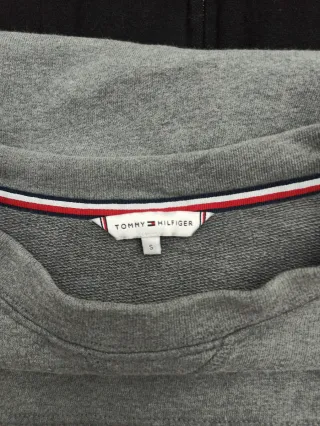 Sudadera Tommy Hilfiger Gris Logo Bordado