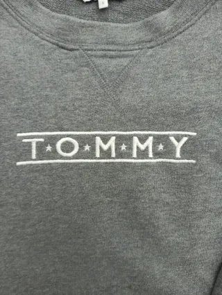 Sudadera Tommy Hilfiger Gris Logo Bordado