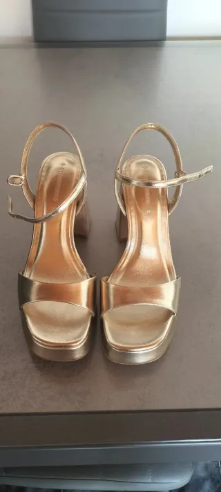 Zapatos Stradivarius dorados talla 37