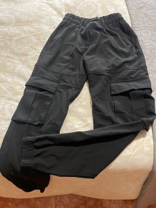 Pantalón deportivo negro con bolsillos