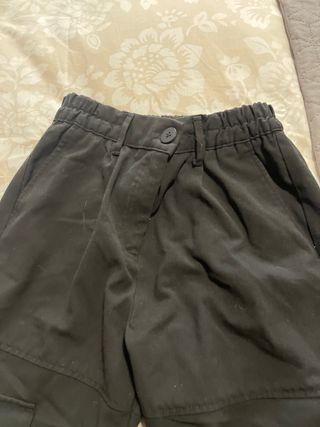 Pantalón deportivo negro con bolsillos