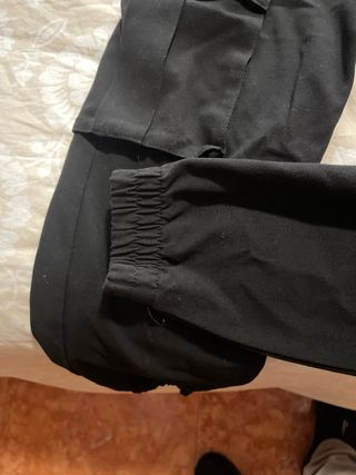 Pantalón deportivo negro con bolsillos