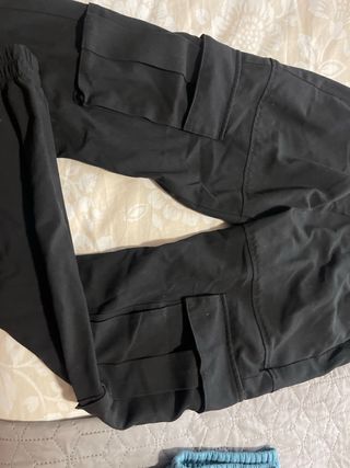 Pantalón deportivo negro con bolsillos