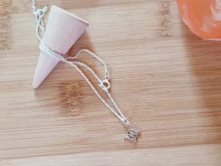 Cadena con dije nudo de bruja plata