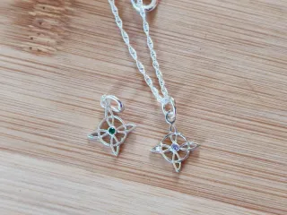 Cadena con dije nudo de bruja plata