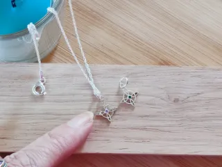 Cadena con dije nudo de bruja plata