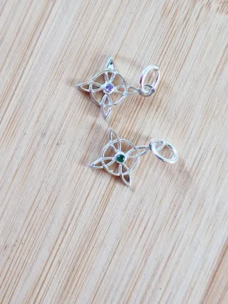 Cadena con dije nudo de bruja plata