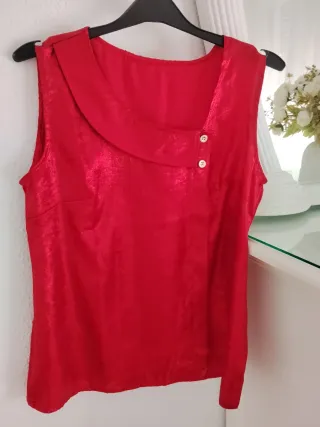 Blusa roja brillante sin mangas