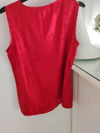 Blusa roja brillante sin mangas