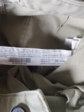 Pantalones cargo Stradivarius beige talla S