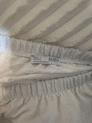 Top blanco con tirantes y volantes