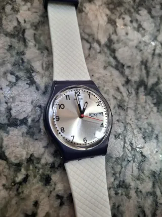 Reloj Swatch Unisex Blanco y Plateado
