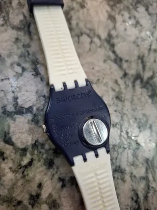 Reloj Swatch Unisex Blanco y Plateado