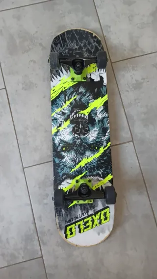 Monopatín con diseño de lobo