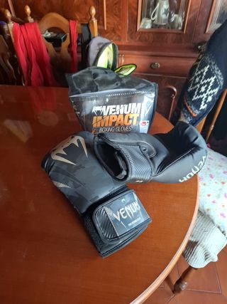 Guantes de Boxeo Venum Impact puestos dos veces