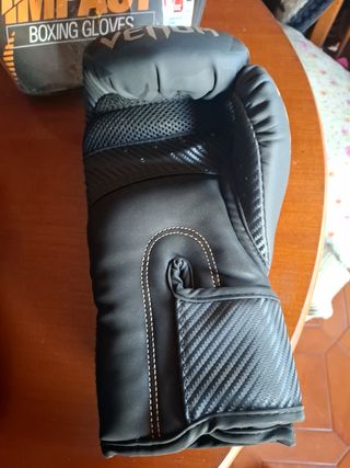 Guantes de Boxeo Venum Impact puestos dos veces