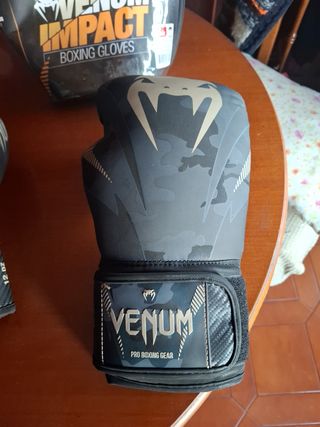 Guantes de Boxeo Venum Impact puestos dos veces
