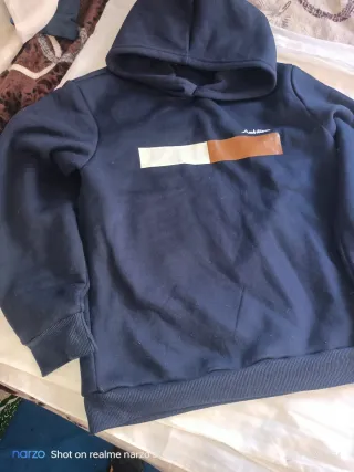 Sudadera azul con diseño